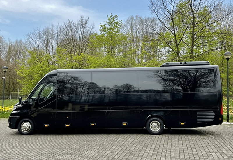 Midi Coach Iveco 29 seats side