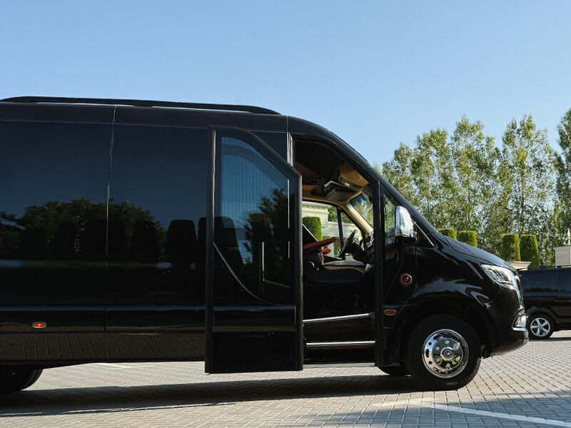 minibus open door passengers