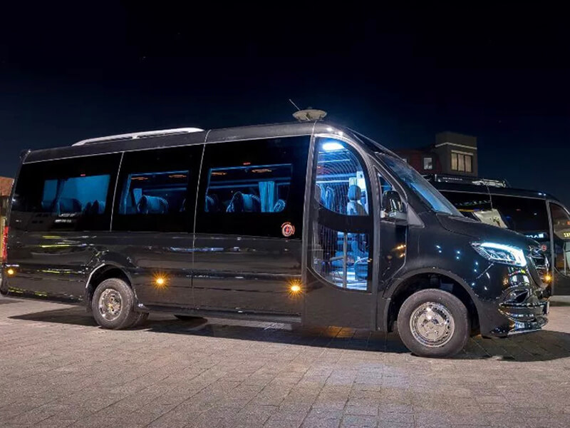 minibus transfer passengers to city