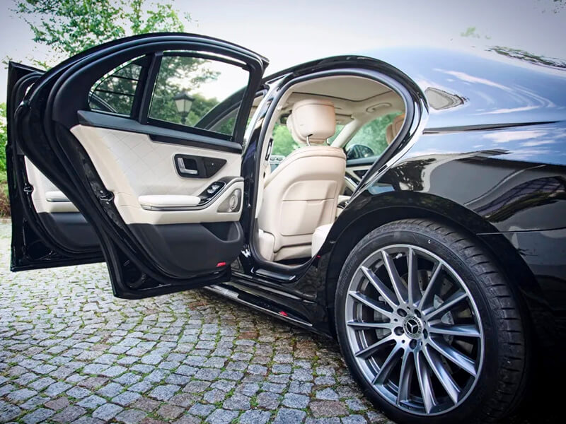 private car open door for passengers
